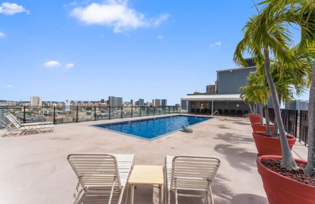 Building Photo - The Townhouse 1 Bed, 1 Bath, 1 Covered Parking with A/C