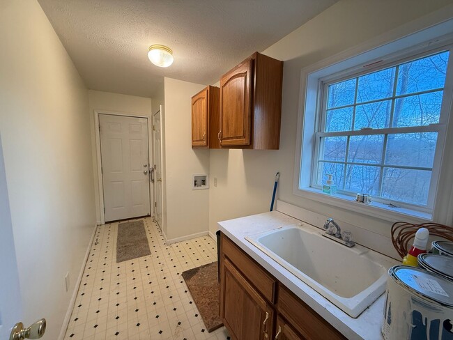 Building Photo - Spacious 3-Bedroom Home with Sunroom and Attached 2-Car Garage in Manchester, MI