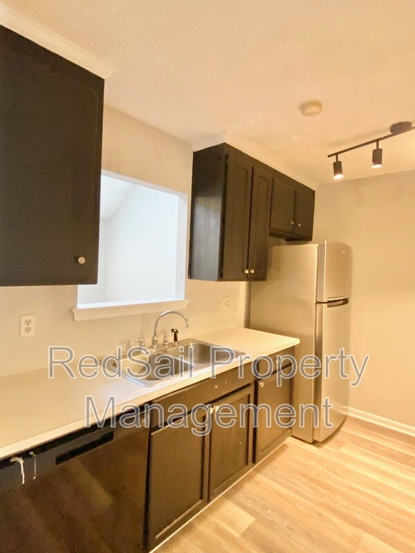 Building Photo - 384 Kinsmen Way