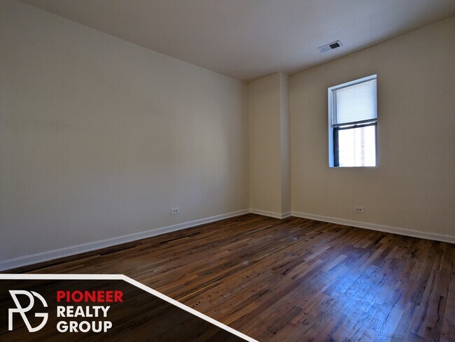 Building Photo - 912 W Dakin St