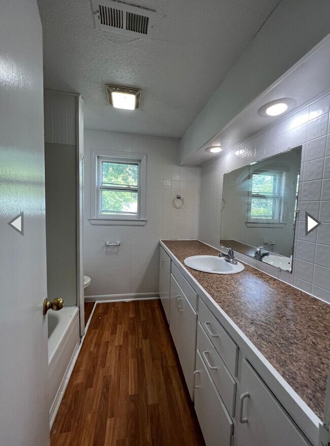 Building Photo - Great East side location 2 bedroom 1 bath