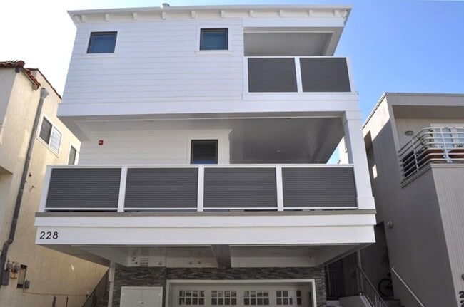 Building Photo - Steps to the Beach!