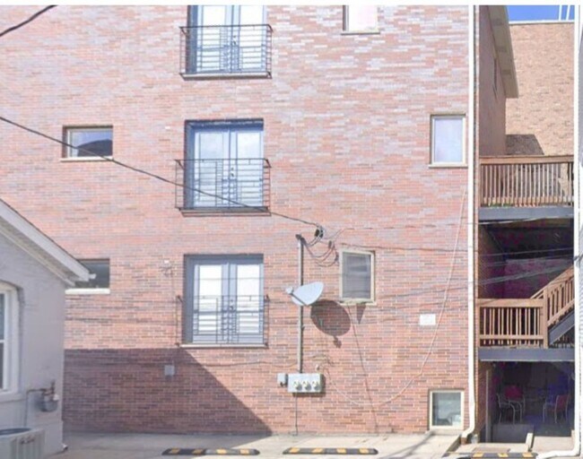 Building Photo - 816 N Hermitage Ave