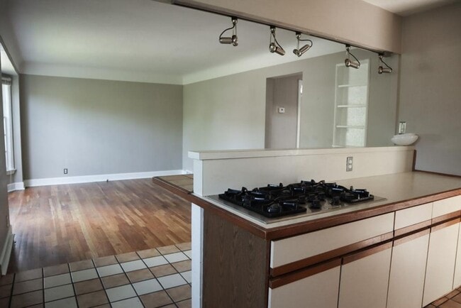 Building Photo - 4144 Hinsdale Rd