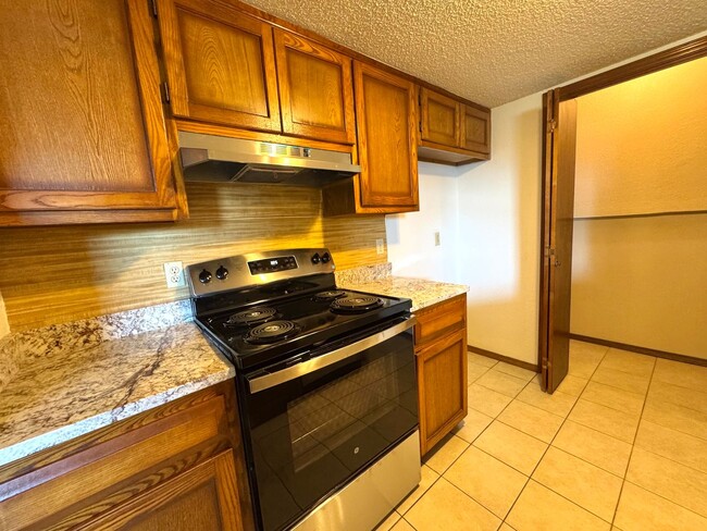 Building Photo - 3 bedroom 2 full bathroom Duplex home in B...