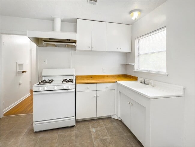 Building Photo - 703 Cherry St