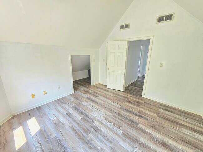 Building Photo - 483 Ferry St