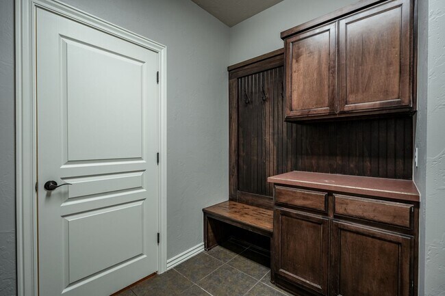 Building Photo - Stunning 3 Bedroom Home with Fireplace, Community Amenities & Open Floor Plan