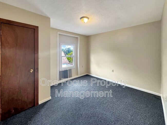 Building Photo - 400 Railroad St