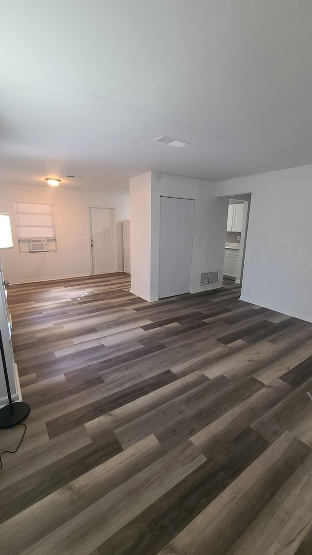 Building Photo - Fully Renovated 3/1 with huge fenced-in ba...
