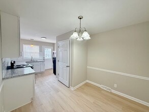 Building Photo - 3819 Rosehaven Dr