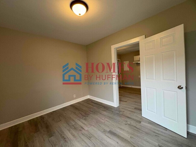 Building Photo - Two Bedroom House | Updated | Deposit Special