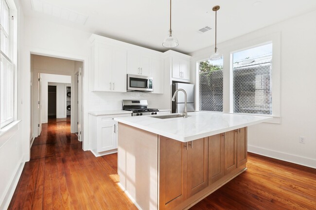 Building Photo - Chic Marigny Living – Brand-New 1 Bed, 1 B...