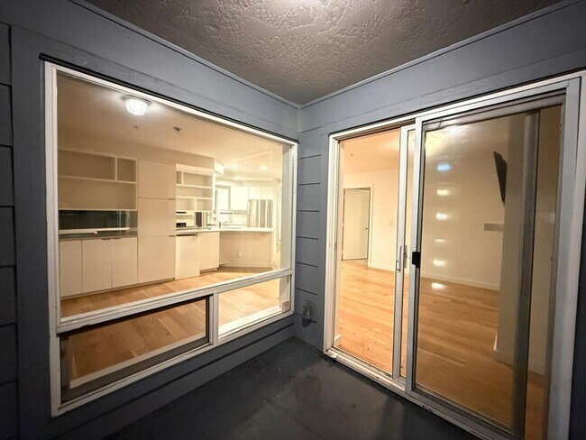 Building Photo - Two Bed Two Bath in Cap Hill (2 Parking Spaces and Storage Included!)
