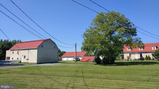 Building Photo - 52 Pear Rd