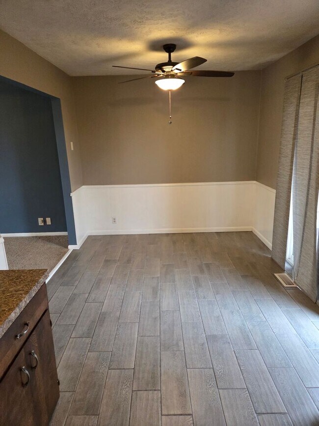 Building Photo - 3 bed 1.5 bath, 2 car garage, fenced in backyard, newly remodeled