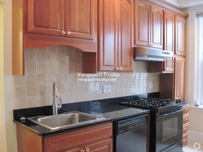 Building Photo - 1056 Beacon St
