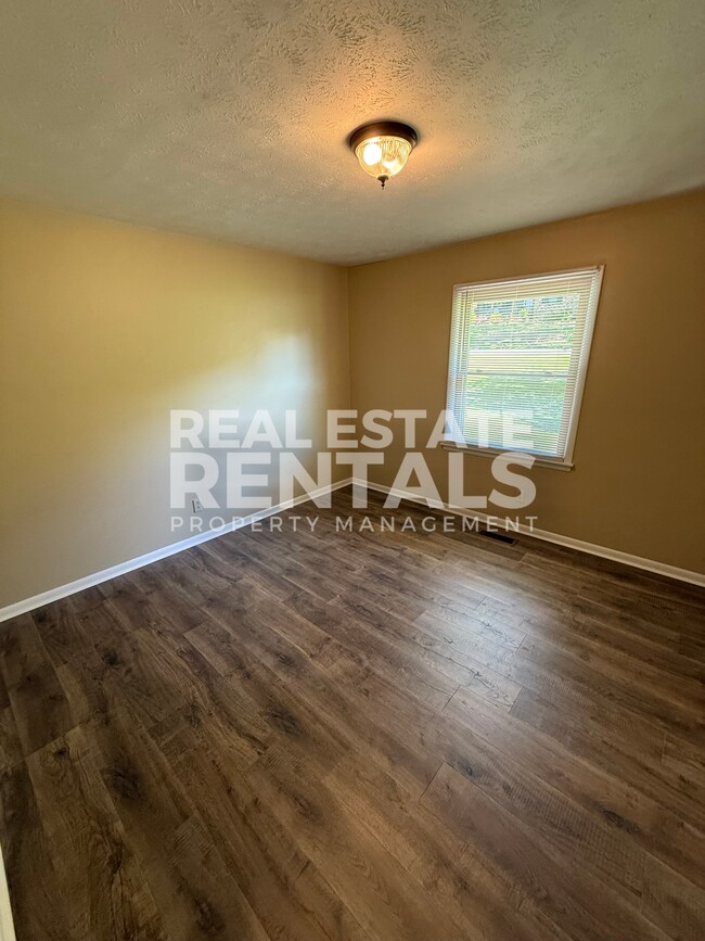 Building Photo - 120 S Hawk Dr