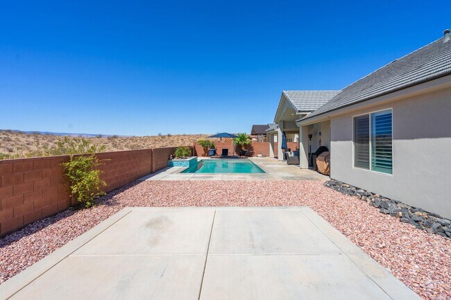 Building Photo - Stunning 5 Bed, 3 Bath Home with a 3 Car Garage