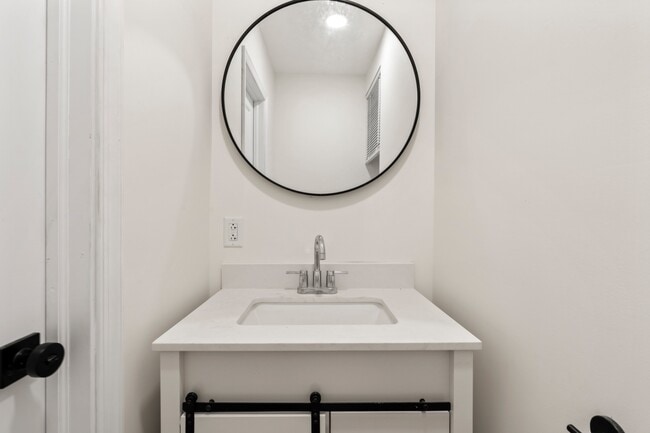 Building Photo - 1638 Latona St