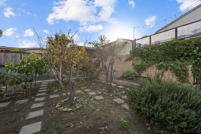 Building Photo - Semi furnished!