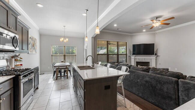 Building Photo - Spacious 4-Bedroom Gem