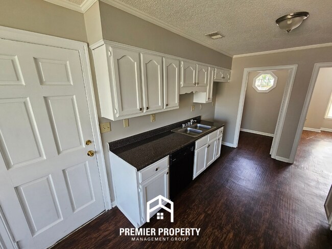 Building Photo - Modern 3BR/2BA with Soaring Vaulted Ceilings | Fireplace, Garage & Deck