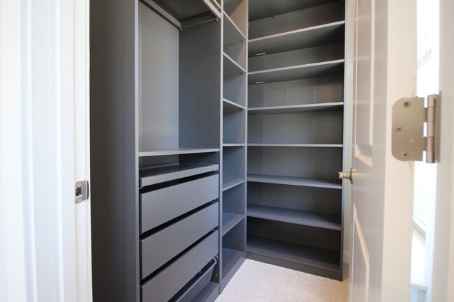 Building Photo - Well-located 2-bedroom