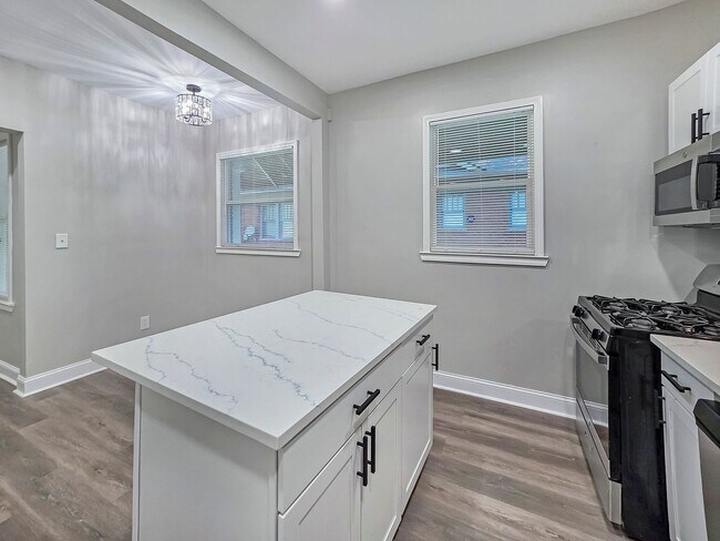 Building Photo - Beautifully Renovated 4 Bedroom Home in th...