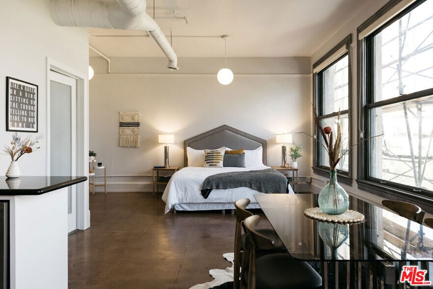 Building Photo - 108 W 2nd St