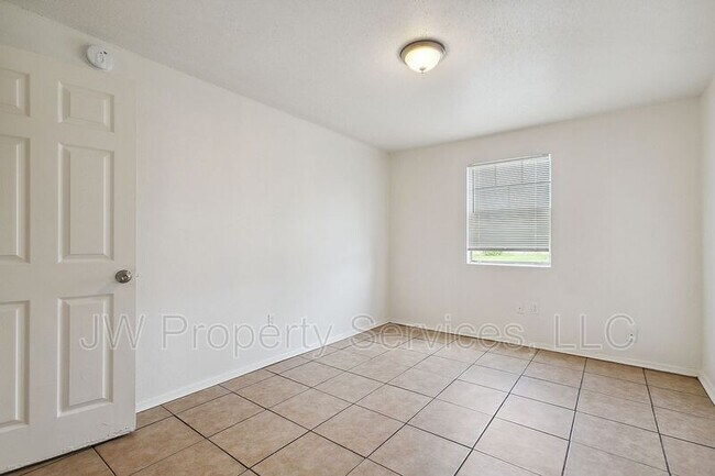 Building Photo - 904 Monterey Ct W