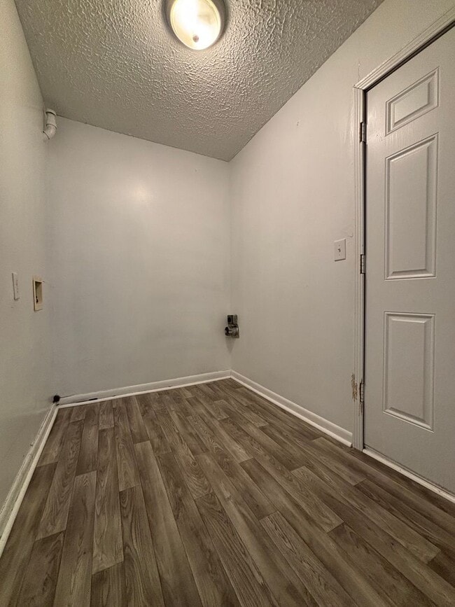 Building Photo - One Bedroom Duplex Available with Washer/Dryer Hookups