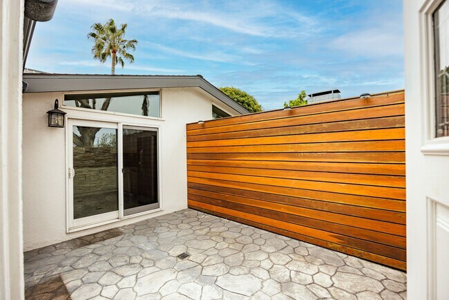 Building Photo - Upgraded Newport Beach Townhouse in Park Lido!