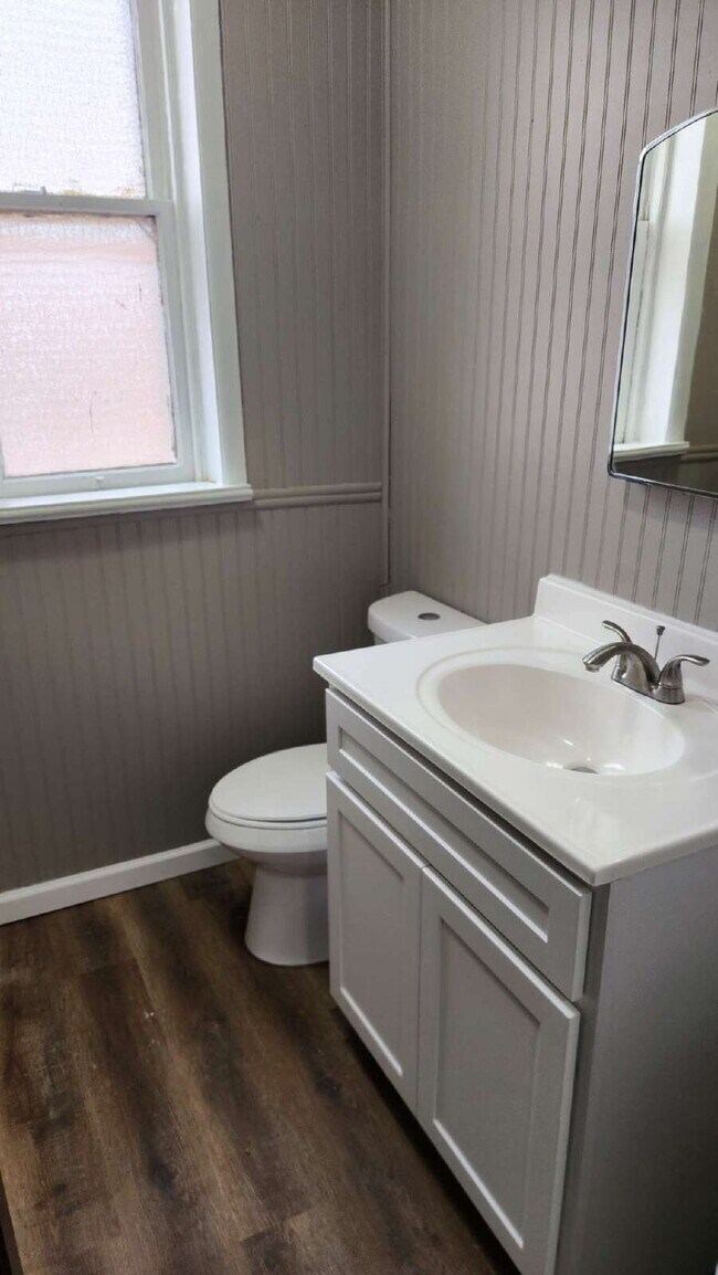 Building Photo - "Charming 1-Bed Oasis in Vibrant St. Louis - Your Urban Retreat Awaits!"