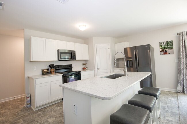 Building Photo - Coming up soon!!!!Centric beautiful proper...