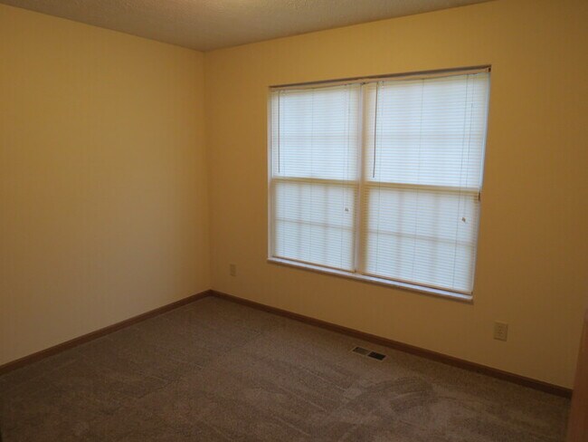 Building Photo - 4284 Nipigon Dr