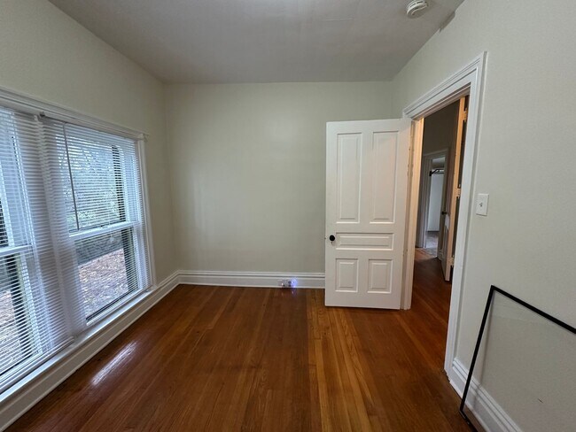 Building Photo - Single Family Heritage Hill Home! Two Bedr...