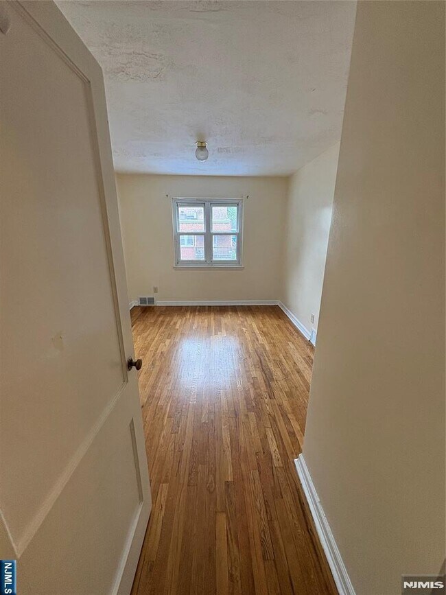 Building Photo - 138 Midland Pl