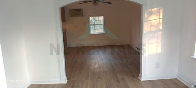 Building Photo - Charming 1-Bedroom and 1-Bathroom Home loc...