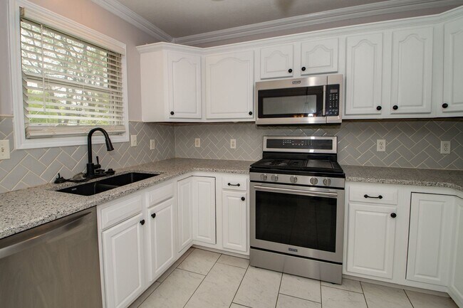 Building Photo - 4 Bedroom home in Granger, IN!