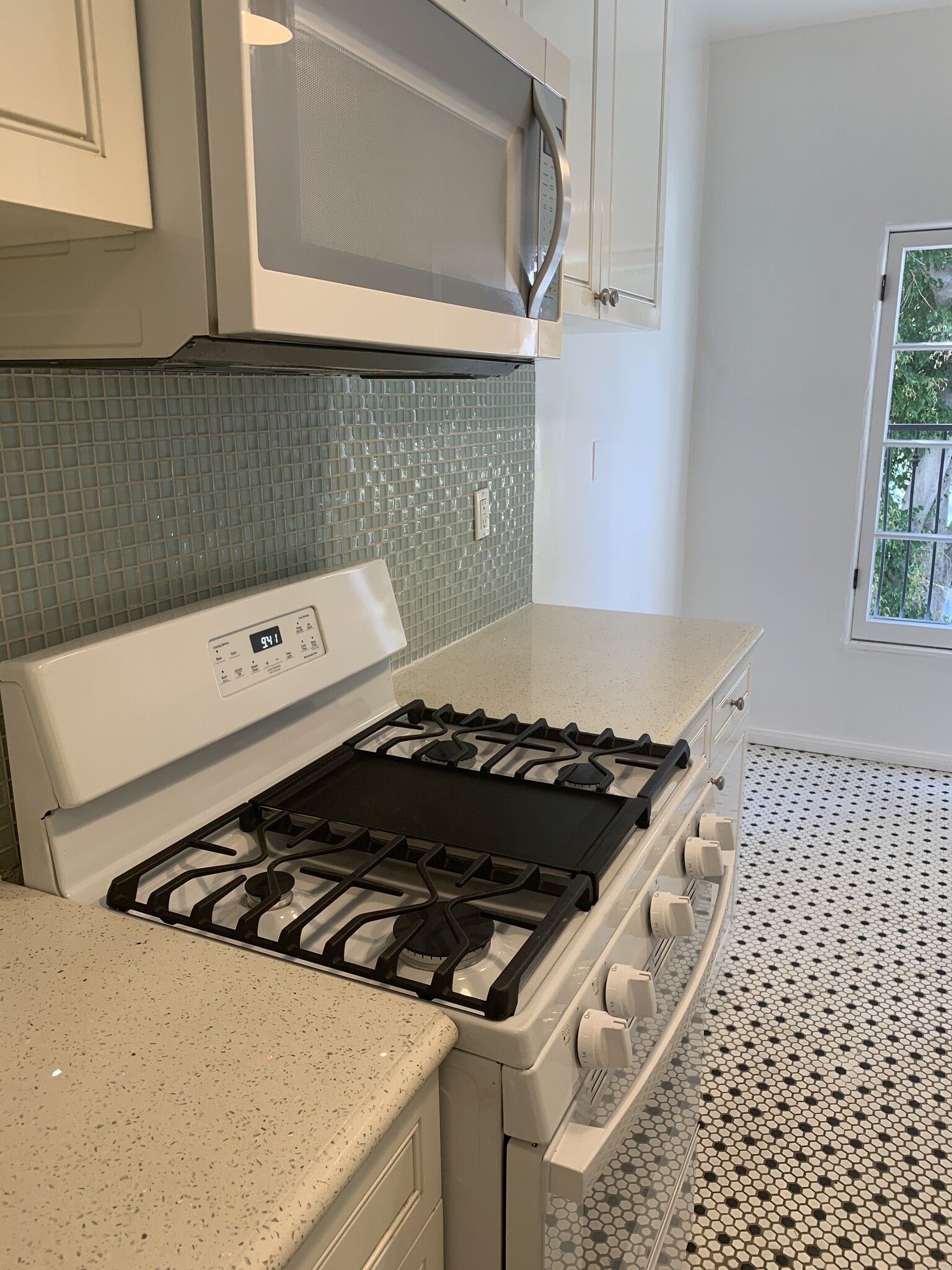 Building Photo - 802 N Sweetzer Ave