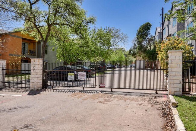 Building Photo - 3204 Menchaca Rd