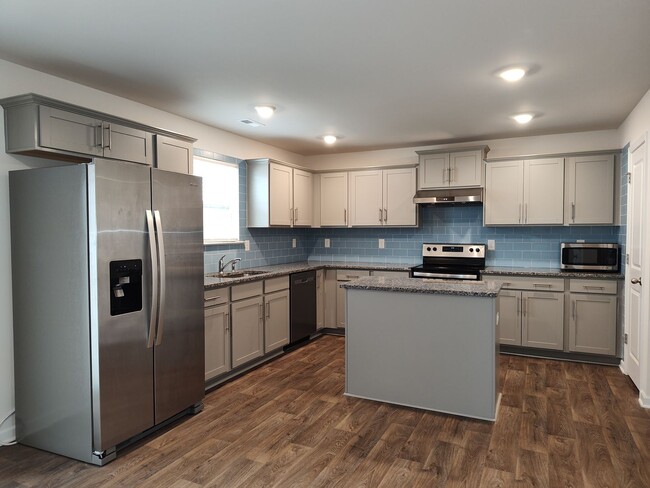 Building Photo - Pristine, 3 bedroom, 2.5 bathroom home located in the Stewart Creek States Subdivision!