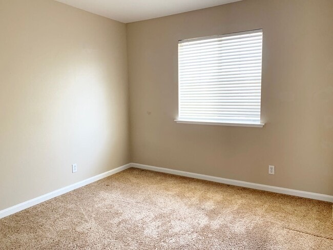 Building Photo - 4 Bedroom Home in Hollister
