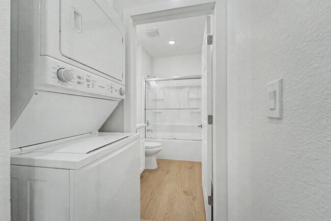 Building Photo - BRAND NEW 2 BEDROOM 2BATH