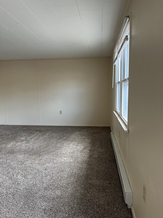 Building Photo - 611 Lincoln Way W