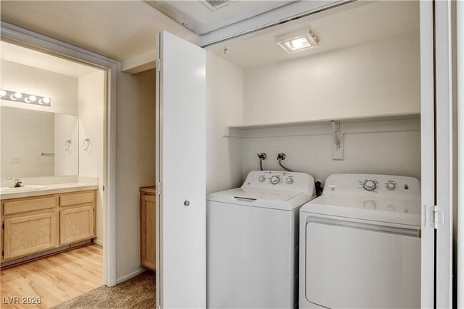 Building Photo - 7100 W Pirates Cove Rd