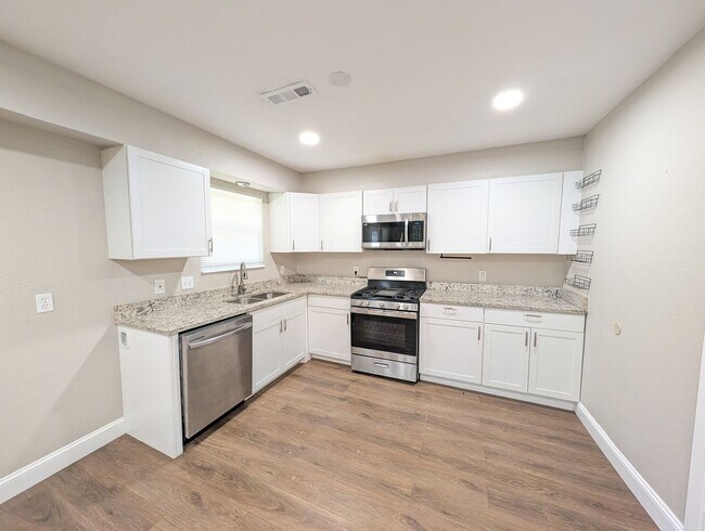 Building Photo - 3 Bedroom Beauty in Broken Arrow