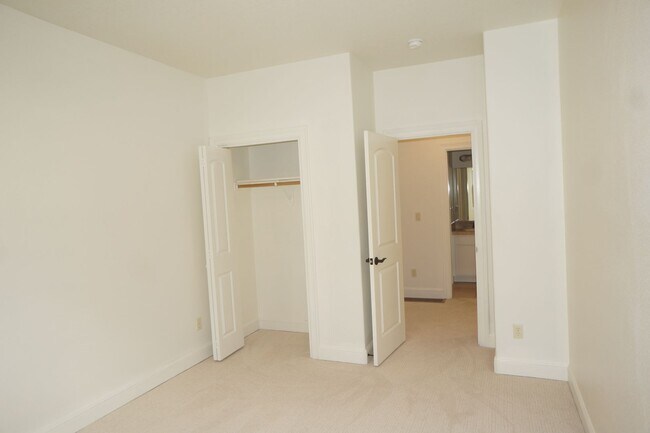 Building Photo - Exquisite NW Portland 4 bedroom with panoramic views