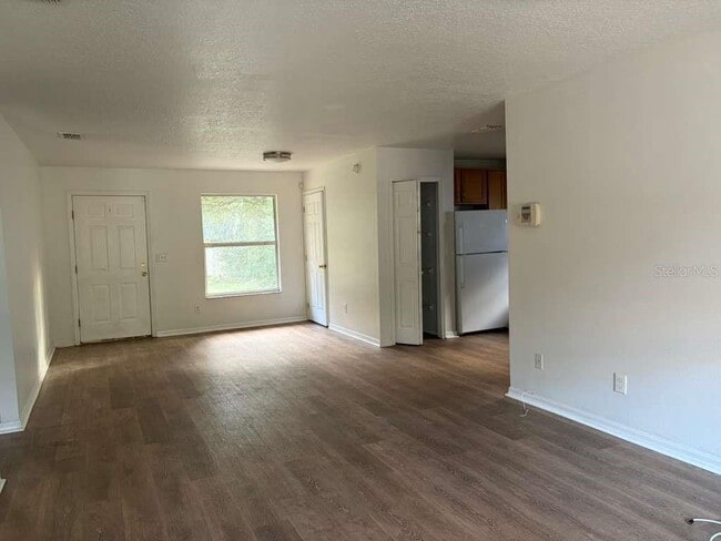 Building Photo - 548 E Walts Ave